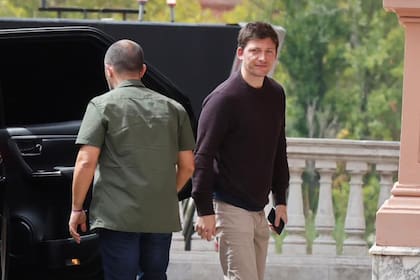 Santiago Caputo, en la mira de Karina Milei, por la filtración del video de Adorni abordando un avión privado