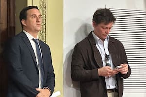 Santiago Caputo, en segundo plano en la conferencia de prensa de Manuel Adorni junto a Lanari