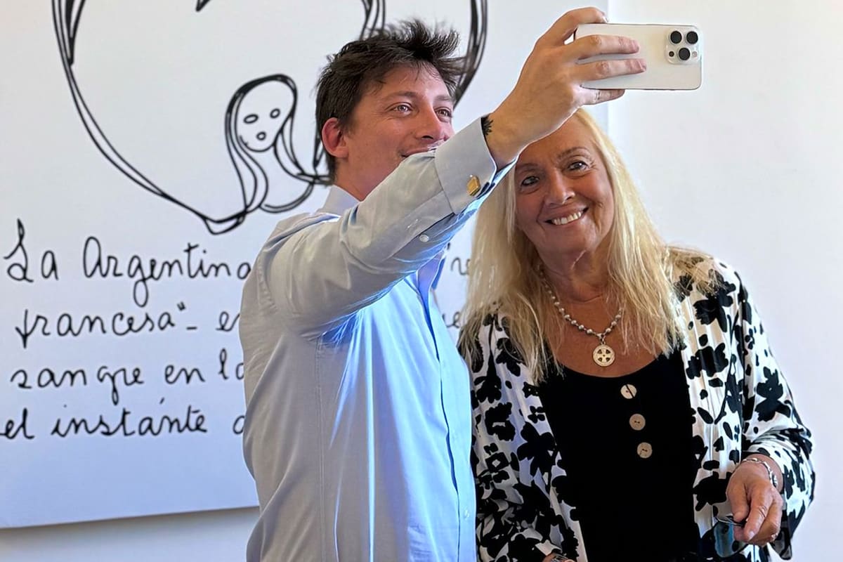 Santiago Caputo en su oficina en la Casa Rosada, junto a Marcela Podestá Costa