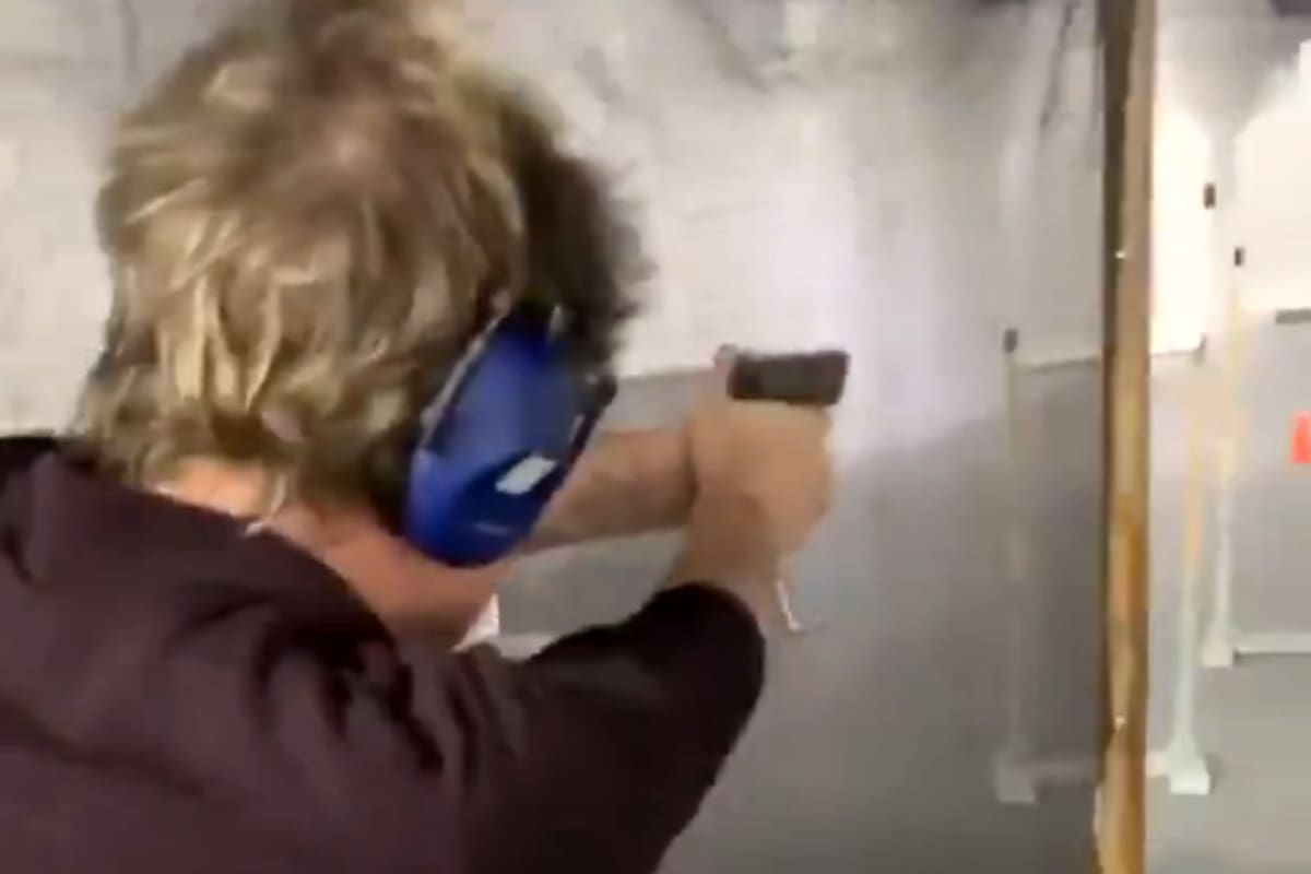 Santiago Caputo en una clase de tiro orientada a la defensa personal