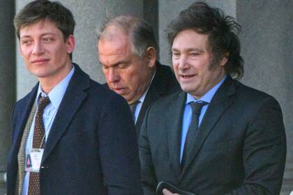 Santiago Caputo, Gerardo Werthein y Javier Milei en la Casa Blanca. El primero extendió el poder sobre áreas de la economía mediante designaciones en empresas públicas.