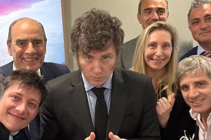 Santiago Caputo, Guillermo Francos, Javier Milei, Karina Milei, Lule Menem, Sebastián Pareja y Luis Caputo