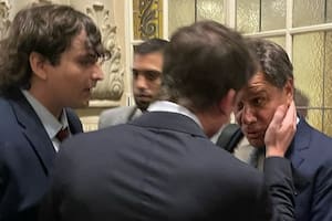 Santiago Caputo increpa a Facundo Manes en un pasillo del Congreso