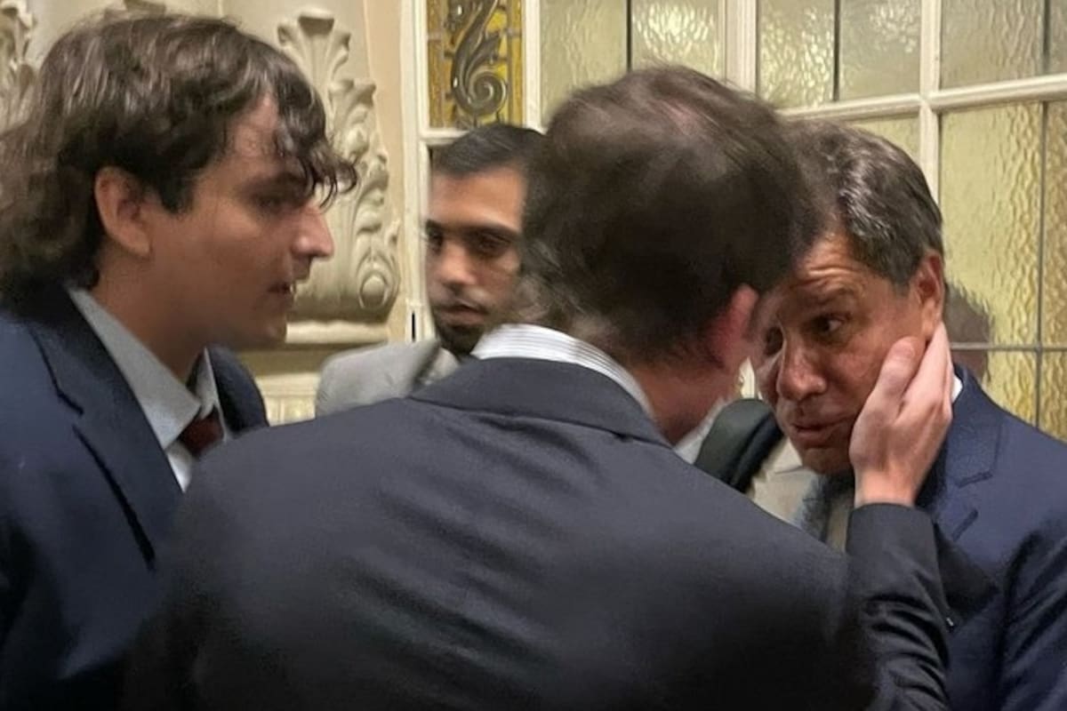 Santiago Caputo increpa a Manes en los pasillos del Congreso