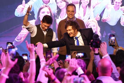 Santiago Caputo, Javier Milei y Manuel Adorni, en el festejo libertario; fueron pocos los autorizados a subir al escenario