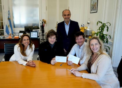 Santiago Caputo, Javier y Karina Milei, Lule Menem y Pilar Ramírez