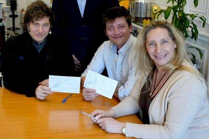 Santiago Caputo junto a Javier y Karina Milei