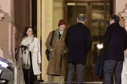Santiago Caputo, Lisandro Catalán y "Lule" Menem salen de Casa Rosada