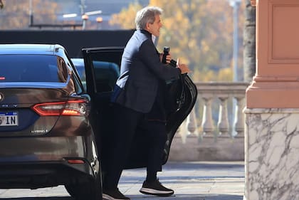 Luis Caputo, ministro de Economía, estará en la cumbre de la mesa política
