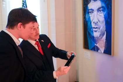 Santiago Caputo recorre el Palacio Bosch junto a Peter Lamelas. El embajador tiene un retrato de Javier Milei en su residencia