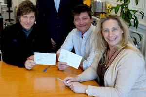 Santiago Caputo se afilió al partido en la ciudad en una reunió junto a Javier y Karina Milei, Lule Menem y Pilar Ramírez