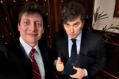 Santiago Caputo, uno de los funcionarios que estaría vinculado a la salida de Yacobucci, y Javier Milei
