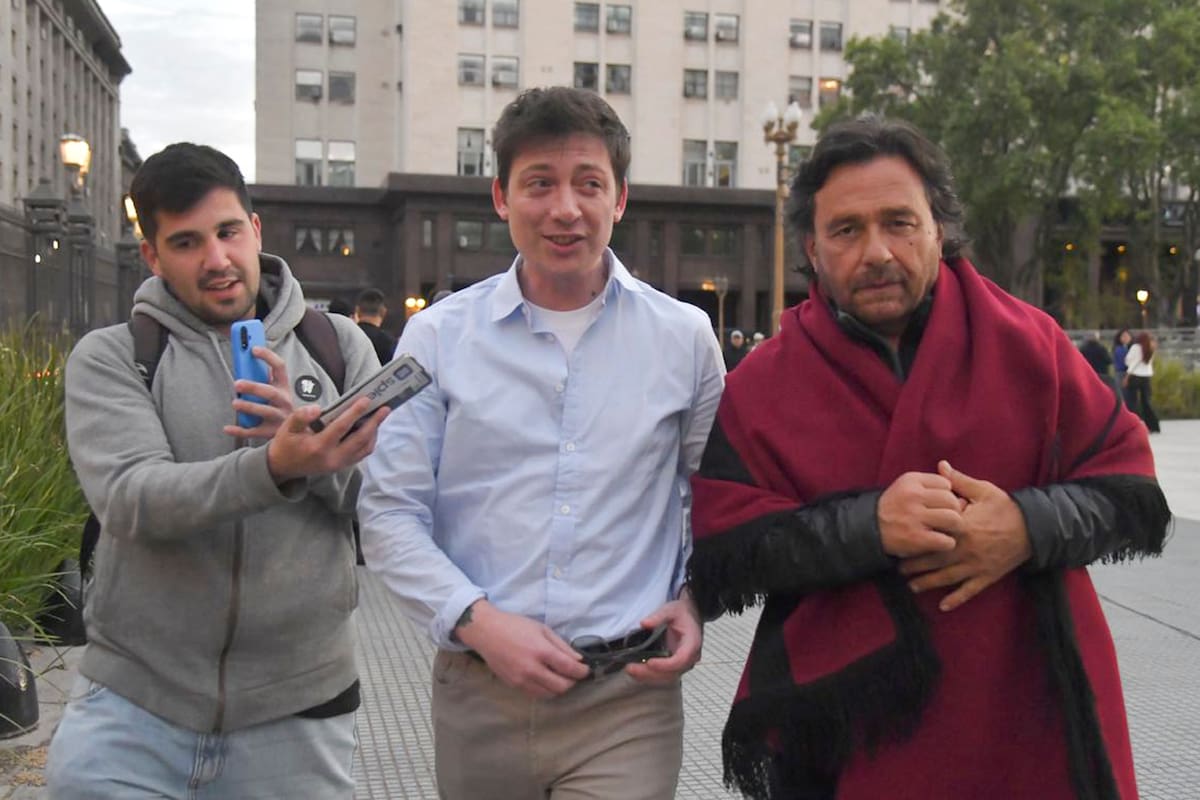 Santiago Caputo y Gustavo Sáenz, en la puerta de la Casa Rosada