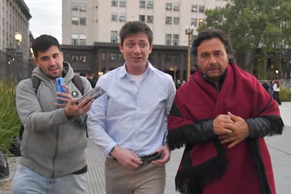 Santiago Caputo y Gustavo Sáenz, en la puerta de la Casa Rosada