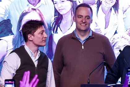 Santiago Caputo y Manuel Adorni, tras conocer el resultado de las elecciones legislativas 2025