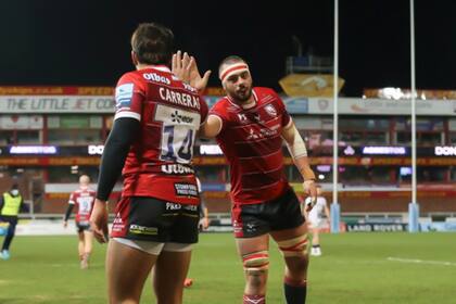 Santiago Carreras, saludado por un compañero de Gloucester después de un try.