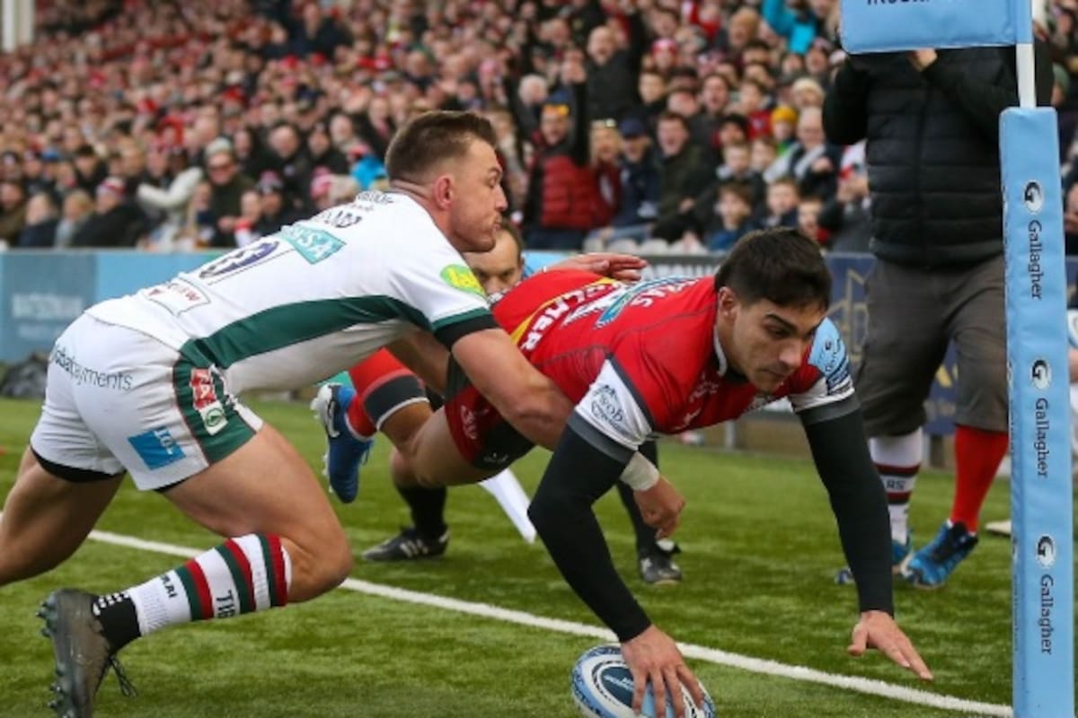 Santiago Carreras apoya un try para Gloucester