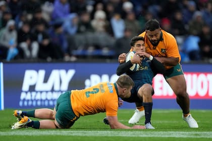 Santiago Carreras es es tackleado por Taniela Tupou