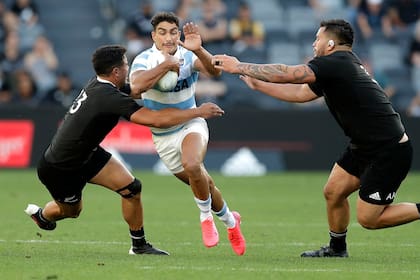 Santiago Carreras encara a Anton Lienert-Brown y Tyrel Lomax.