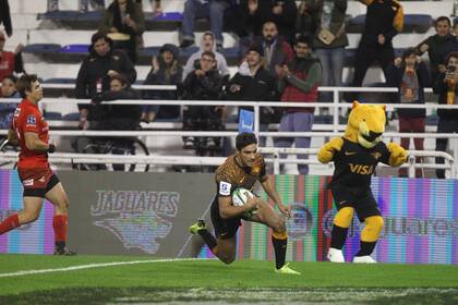 Santiago Carreras marca el primer try; detrás, plateas con muchos claros