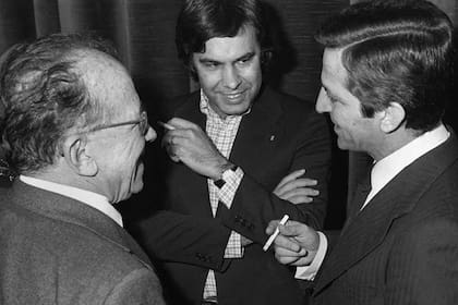 Santiago Carrillo, Felipe González y Adolfo Suárez, presidente del gobierno de la Transición española, en 1978