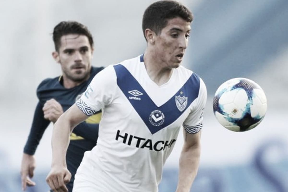 Santiago Cáseres, una aparición en Vélez que llama la atención por su estilo.