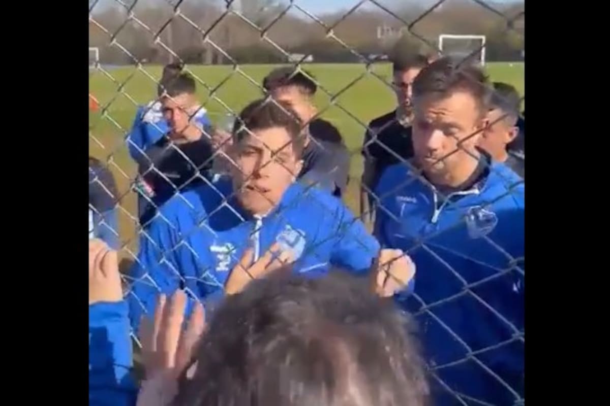 Santiago Cáseres, volante de Vélez, habla con los hinchas en pleno entrenamiento en la Villa Olímpica