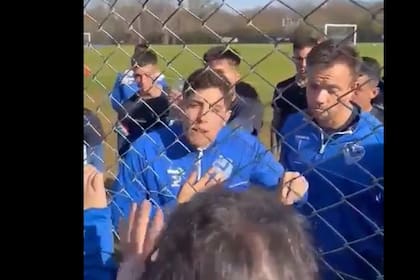 Santiago Cáseres, volante de Vélez, habla con los hinchas en pleno entrenamiento en la Villa Olímpica