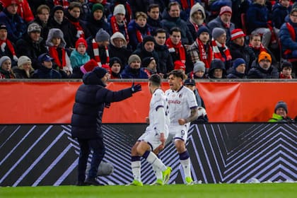 Santiago Castro (9), el 9 que ilusiona a Bologna en la Europa League; hizo el gol para el triunfo por 1-0 sobre Brann, en Noruega, y lo celebró junto a su DT