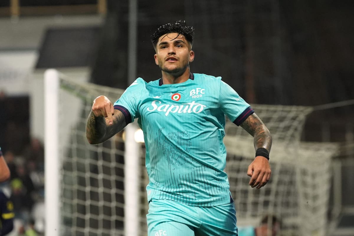 Santiago Castro festeja uno de sus goles en la victoria de Bologna