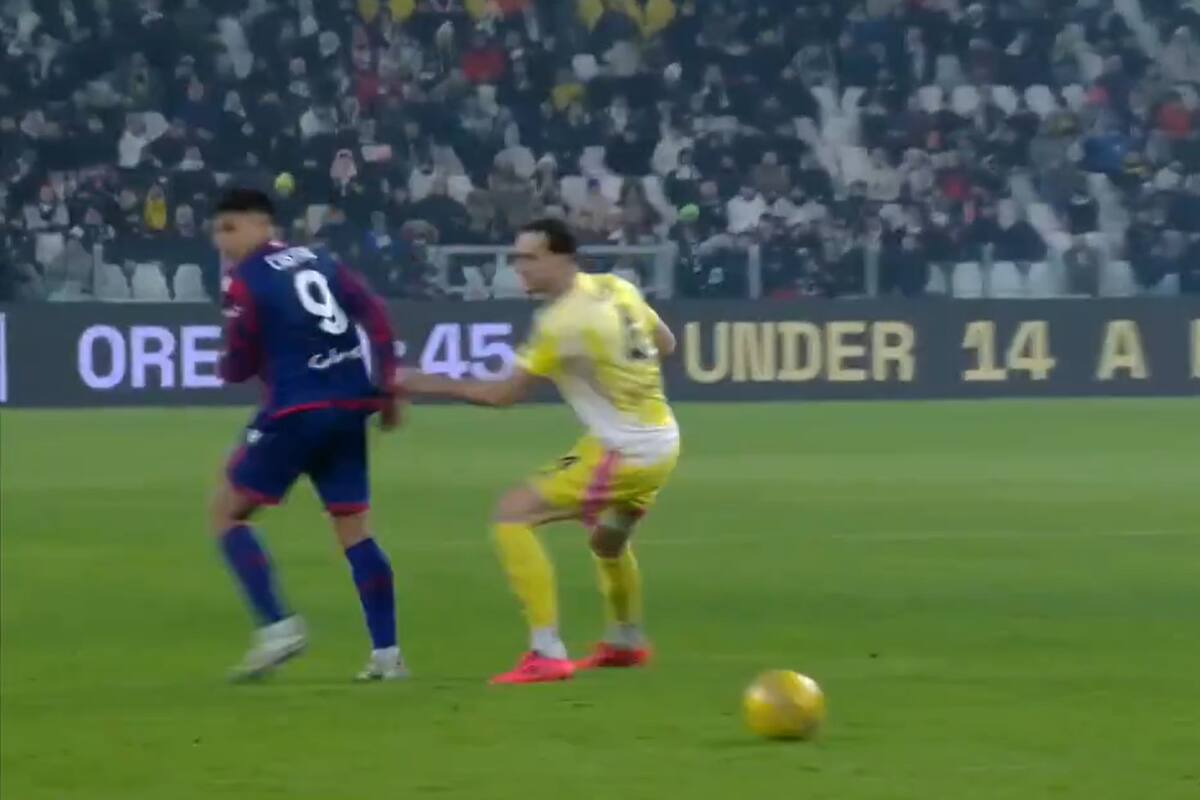 Santiago Castro mete el taco que terminará en la asistencia para el 2-0 de Bologna ante Juventus, por la Serie A
