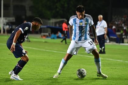 Santiago Castro podría dejar la titularidad en el partido ante Perú a manos del delantero de Argentinos, Santiago Gondou