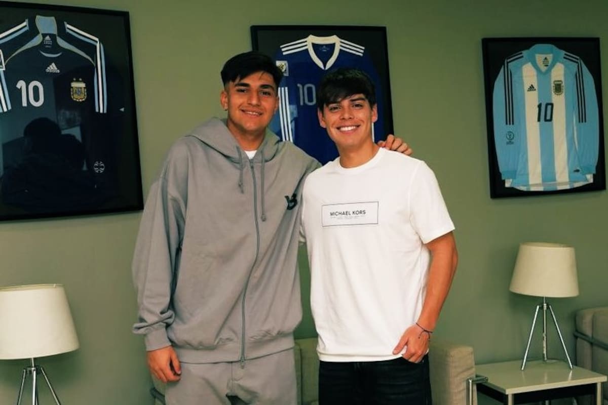 Santiago Castro y Benjamín Domínguez, socios en Bologna FC de Italia, y también ahora en la selección argentina, recién llegados en el predio de Ezeiza