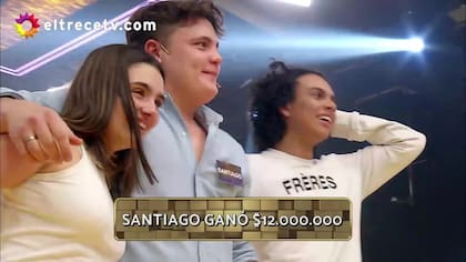 Santiago celebrando los 12 millones de pesos junto a sus amigos