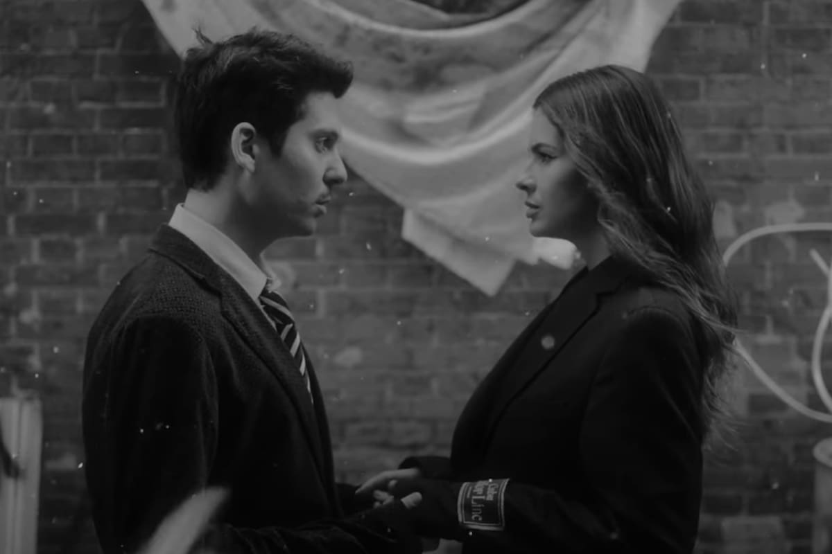 Santiago Celli, exintegrante el dúo Salvapantallas, y la "China" Suárez en una imagen del video de "El juego del amor"