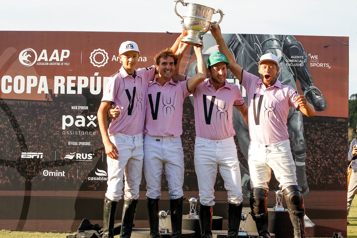 Santiago Chavanne es el más eufórico de Cuatro Vientos al levantar la Copa República Argentina, y eso que lo había hecho dos años atrás.