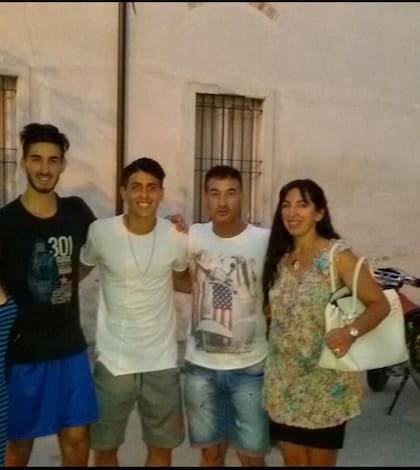 Santiago Colombatto, el segundo desde la izquierda junto a su primo, su tío y Marianela, su tía