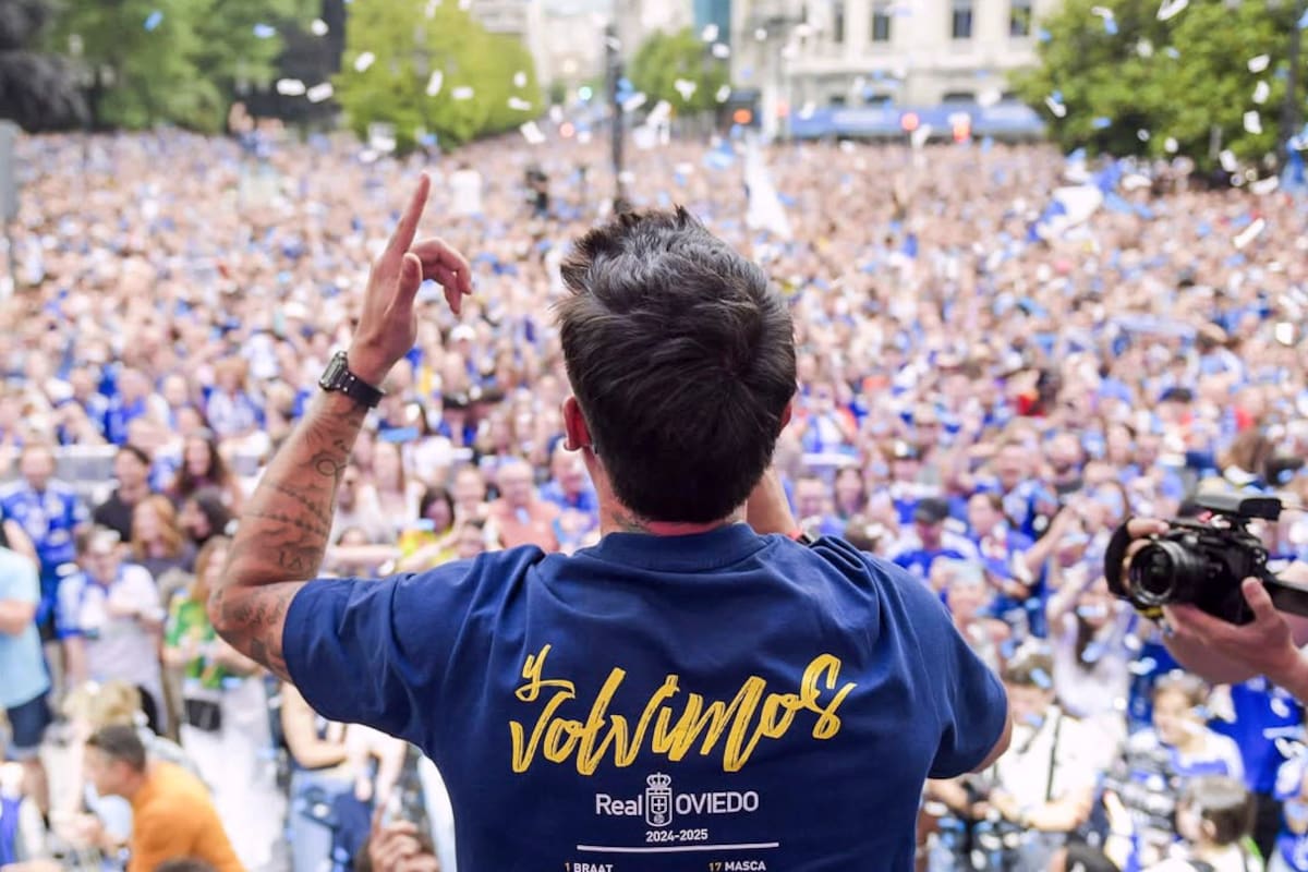 Santiago Colombatto en la celebración del ascenso del Real Oviedo