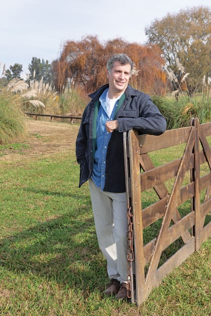 Santiago Corral San Martín es nieto de Juan Carlos Corral Ballesteros, que fue socio fundador del estudio. Instalado desde hace años en Punta del Este, Uruguay, el arquitecto aporta su propia sensibilidad al estudio que comparte con su tío y su primo Félix: fusiona el diseño con el espíritu esteño