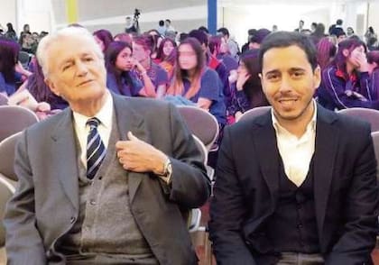Santiago de Estrada, durante su función como secretario de Culto de la Nación, junto al subsecretario del área, Alfredo Abriani
