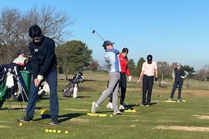 Santiago Dedyn, Estanislao Maradei, María Cabanillas, Fermín Martínez, Pilar Ariaudo practican en la Escuela de la Asociación Argentina de Golf