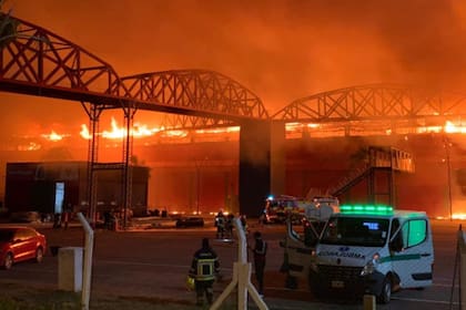 Santiago del Estero: una imagen del incendio que arrasó con el autódromo de Termas de Río Hondo.