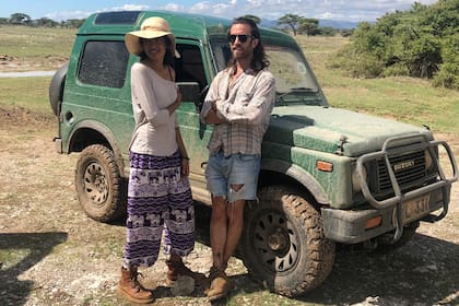Santiago Del Giudice y su mujer Aisha en un safari