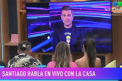 Santiago del Moro en uno de sus contactos cotidianos con los participantes convivientes en la casa de Gran Hermano