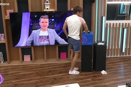 Santiago del Moro anuncia a los participantes cómo es el juego de las imitaciones que deberán realizar