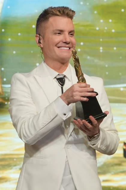 Santiago del Moro,
conductor de la
gala y ganador del
Martín Fierro de
Oro, vivió uno de
los momentos más
emotivos al leer su
propio nombre en
el sobre