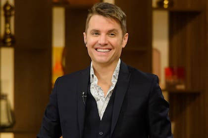 Santiago del Moro, el conductor de MasterChef Celebrity, el reality de cocina que viene pisando muy fuerte en el prime time