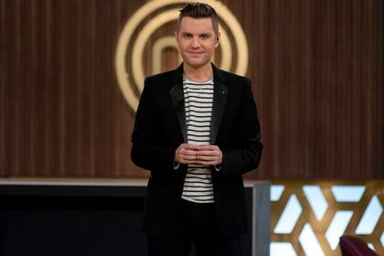 Santiago del Moro en el centro de Masterchef Celebrity.
