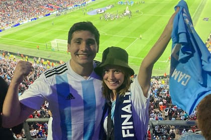 Santiago e Isa se conocieron en Suecia y viven una historia de amor que conquistó las redes (Foto gentileza Santiago e Isa)