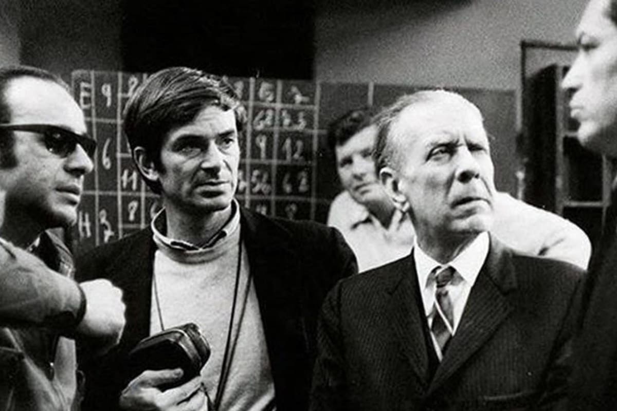 Santiago, el director de fotografía Ricardo Aronovich, Borges y Lautaro Murúa, durante el rodaje